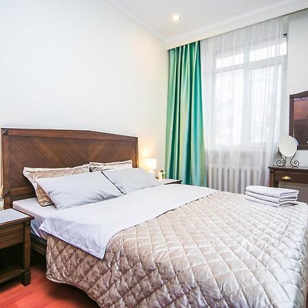 Apartment Ploshchad Pobedy 3 Komnaty Minsk Bagian luar foto