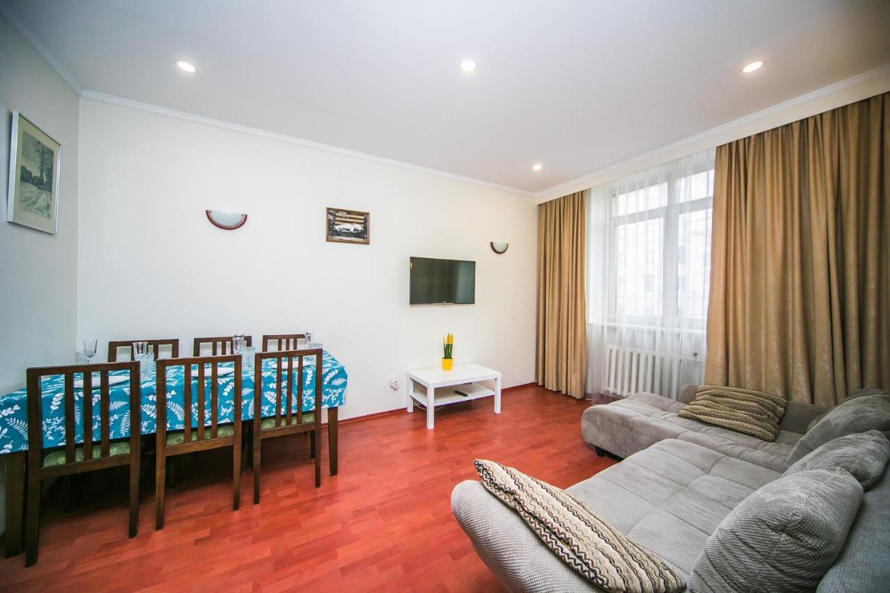 Apartment Ploshchad Pobedy 3 Komnaty Minsk Bagian luar foto