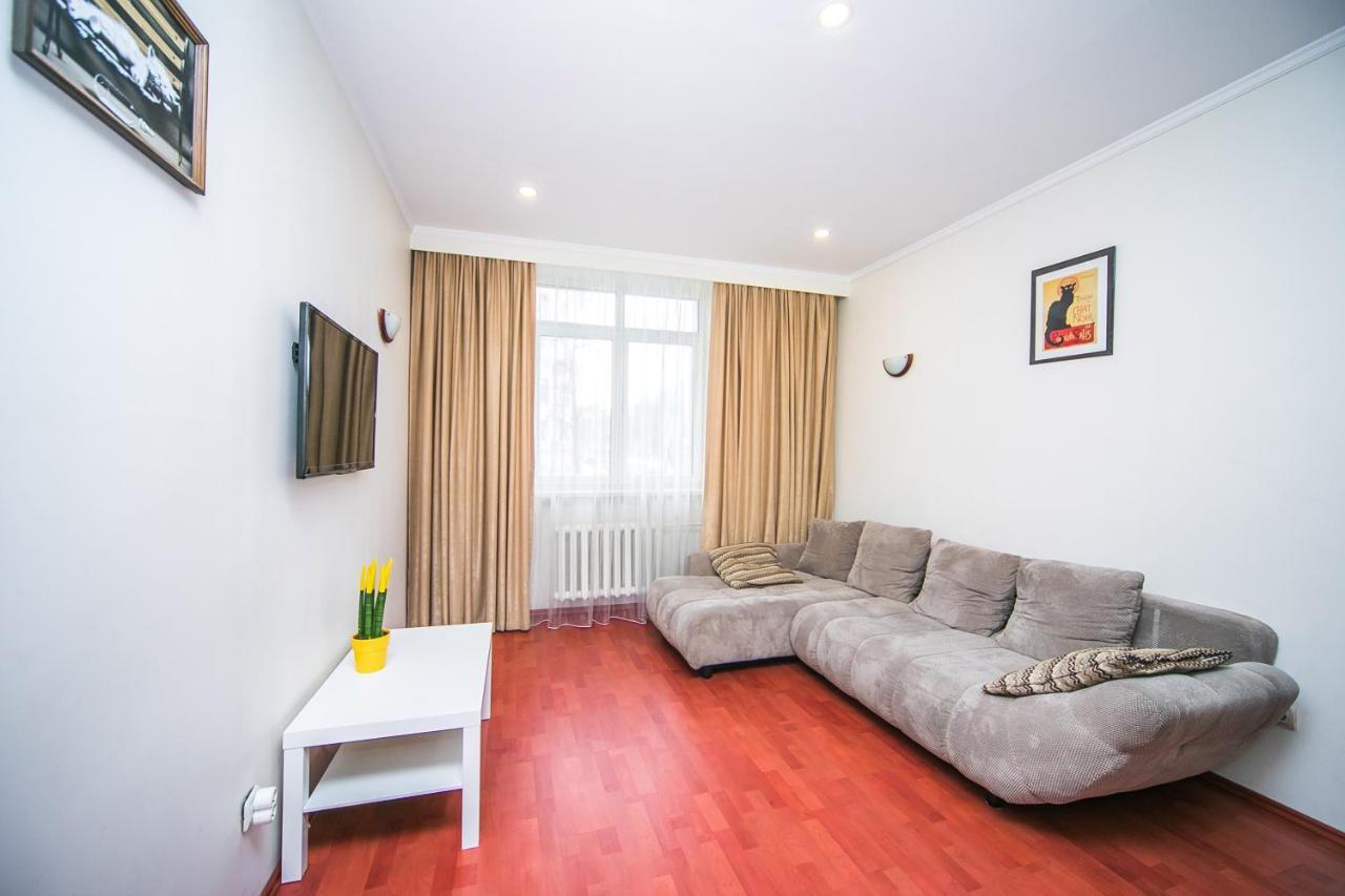 Apartment Ploshchad Pobedy 3 Komnaty Minsk Bagian luar foto