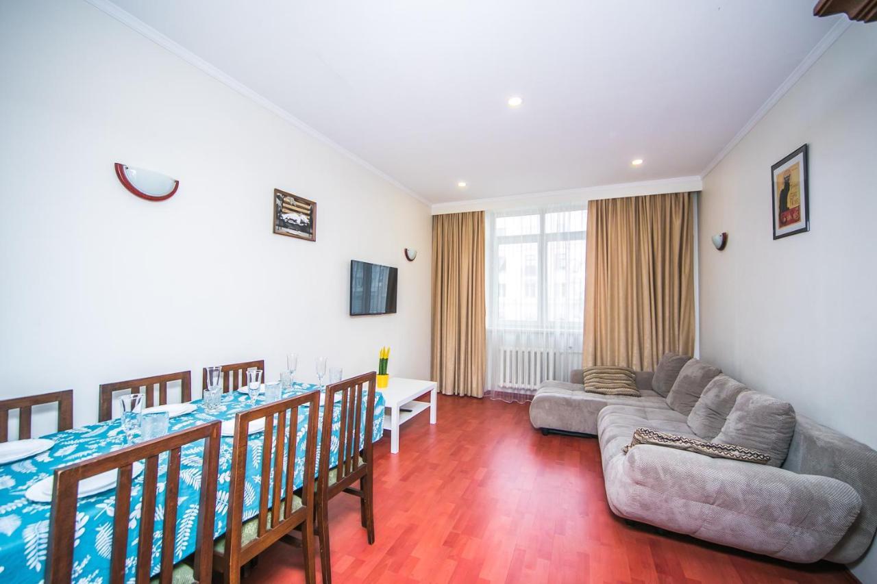 Apartment Ploshchad Pobedy 3 Komnaty Minsk Bagian luar foto